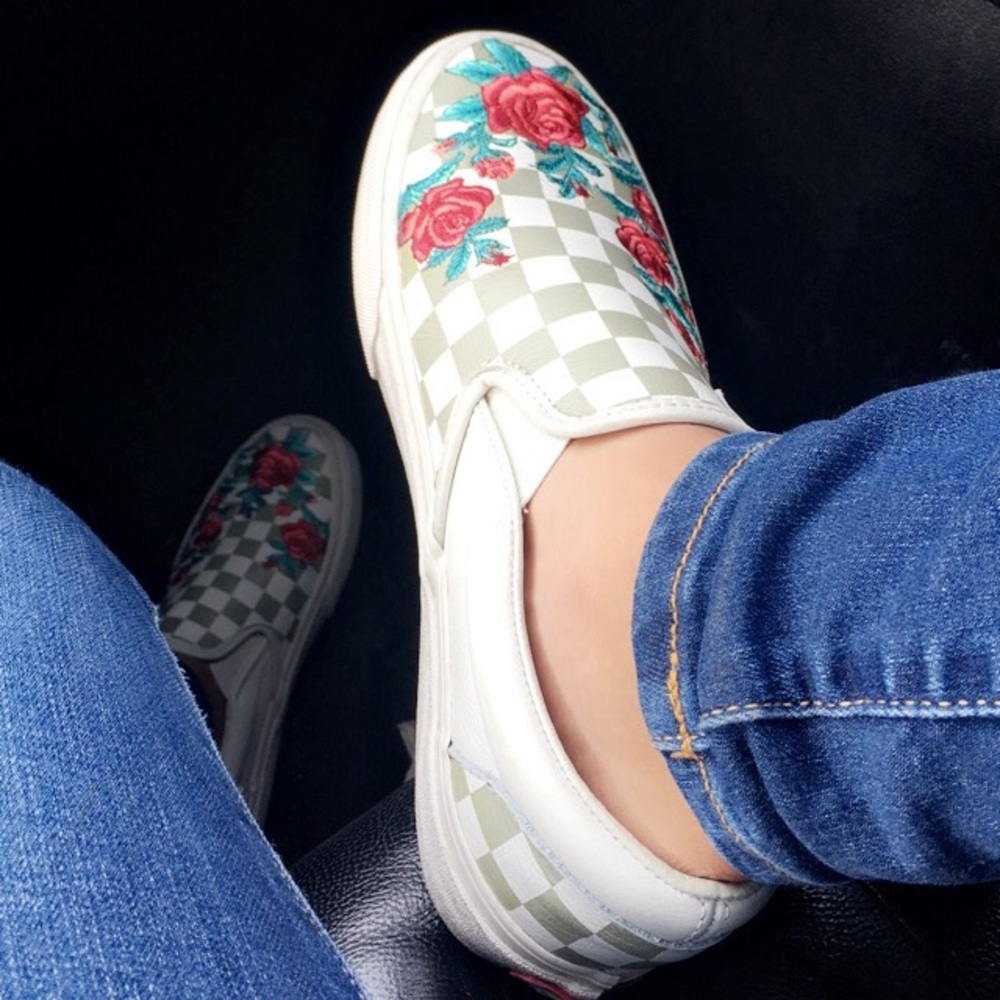 Rose embroidery checkered slip-ons.🥰